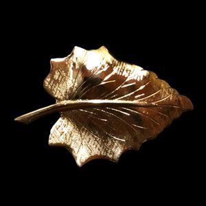 Brooch Pin Women's Vintage Leaf Jewelry in a Gold Tone Setting